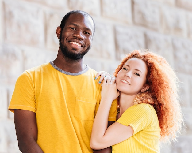 Middelgroot schot van gelukkig paar tussen verschillende rassen