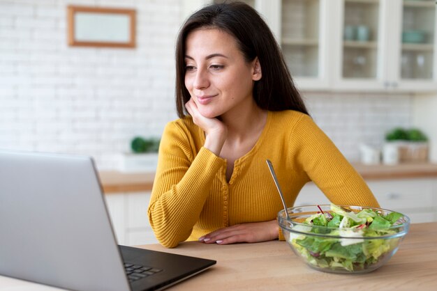 Middelgroot schot van vrouw die laptop controleert