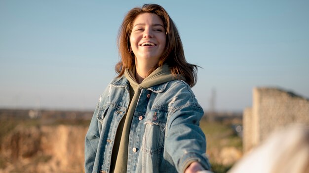 Middelgroot schot van vrouw in openlucht