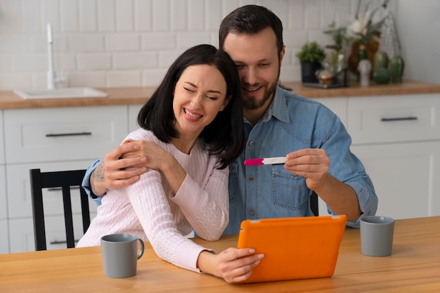 Gratis foto middelgroot stel dat baby verwacht