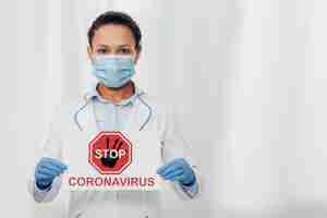 Gratis foto middelgrote arts met coronavirus-teken