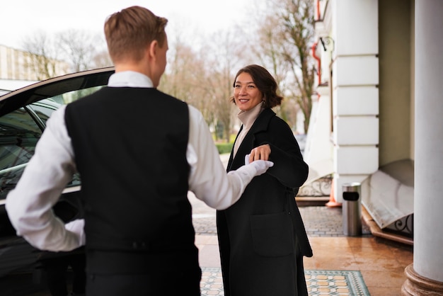 Gratis foto middelgrote bediende die zijn werk doet