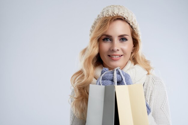 Middelgrote close-up van het mooie vrouw gelukkige kopen op Kerstmisverkoop