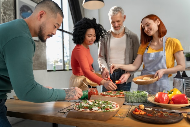 Gratis foto middelgrote familie die heerlijke pizza kookt