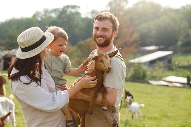 Gratis foto middelgrote familie die op het platteland woont