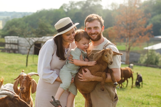 Gratis foto middelgrote familie die op het platteland woont