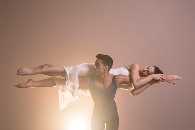 Gratis foto middelgrote geschoten danser met ballerina