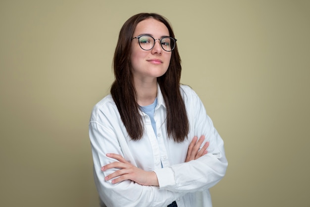 Middelgrote geschoten smileyvrouw met bril