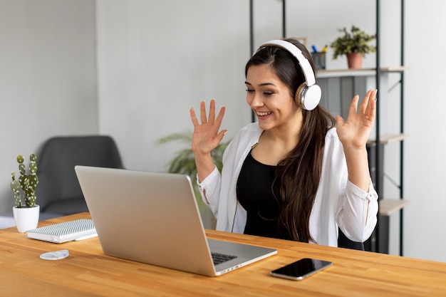 Middelgrote geschoten smileyvrouw met hoofdtelefoons