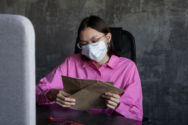 Middelgrote geschoten vrouw die gezichtsmasker draagt