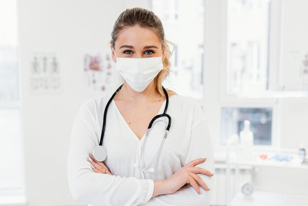 Middelgrote geschoten vrouw die masker draagt