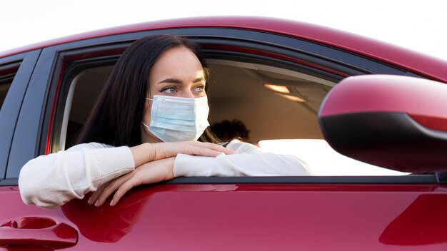 Middelgrote geschoten vrouw die medisch masker draagt