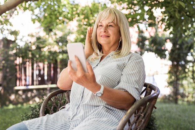 Middelgrote geschoten vrouw die oortelefoons draagt