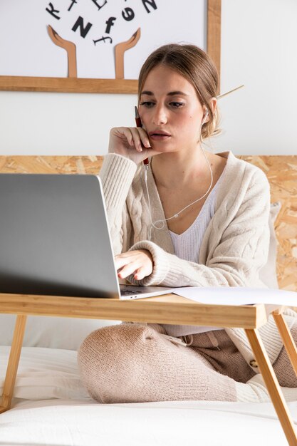 Middelgrote geschoten vrouw die oortelefoons draagt