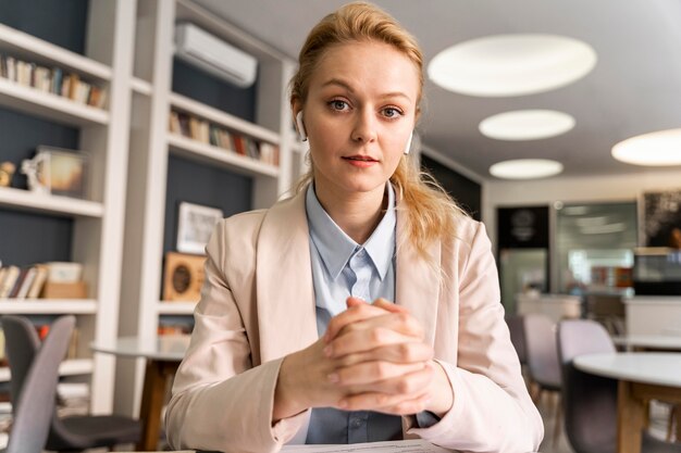 Middelgrote geschoten vrouw die oortelefoons draagt