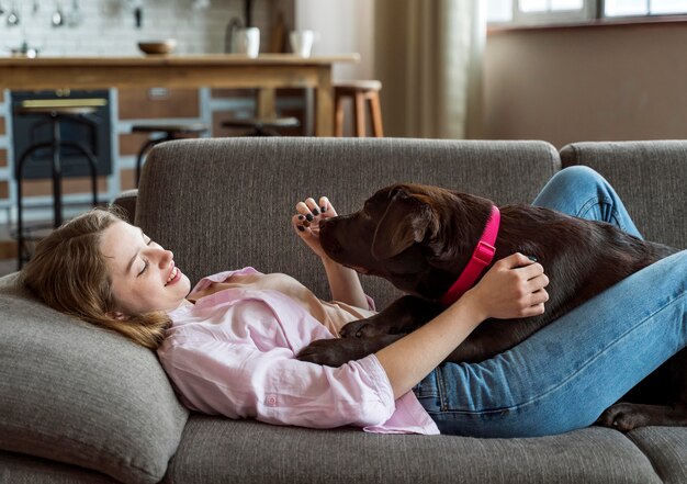 Middelgrote geschoten vrouw met hond