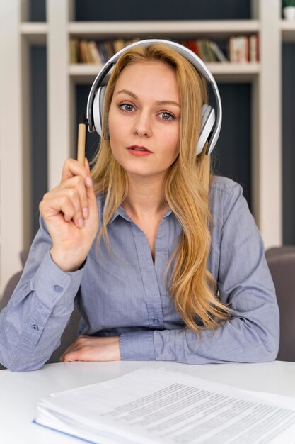 Middelgrote geschoten vrouw met hoofdtelefoons