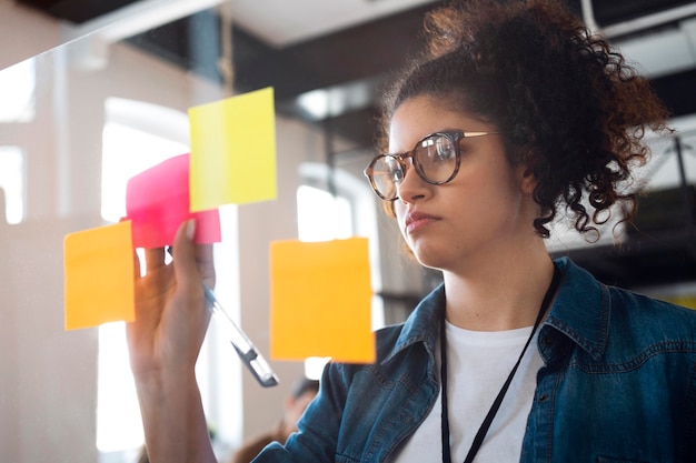 Middelgrote geschoten zakenvrouw met post-its