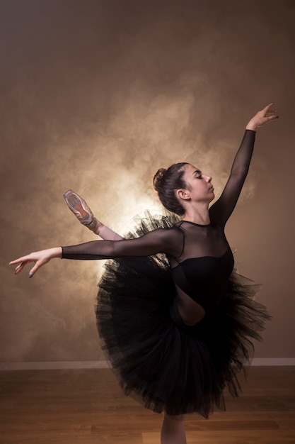 Gratis foto middelgrote geschotene ballerina arabesque uitvoeren