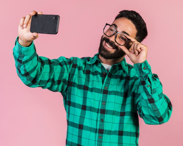 Middelgrote geschotene kerel die een selfie neemt