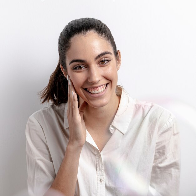 Middelgrote geschotene smileyvrouw met witte achtergrond