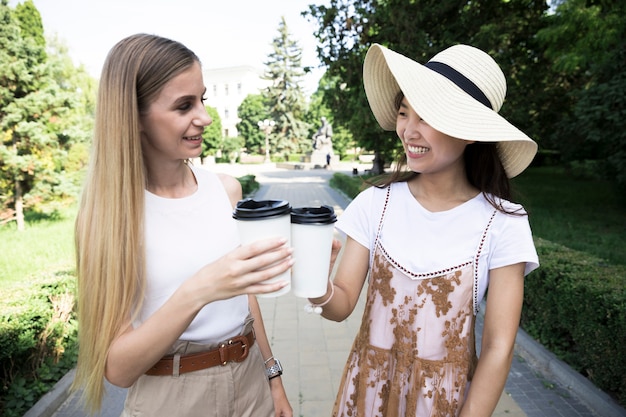 Gratis foto middelgrote geschotene vrouwen die elkaar bekijken