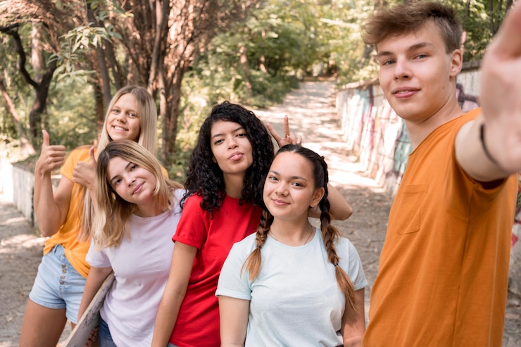 Gratis Foto middelgrote groep vrienden die een selfie maken