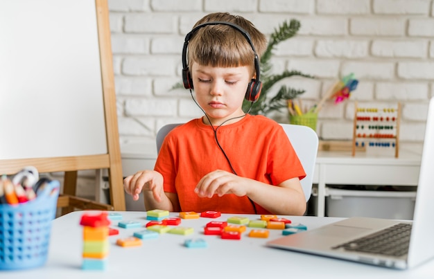 Gratis foto middelgrote jongen met laptop