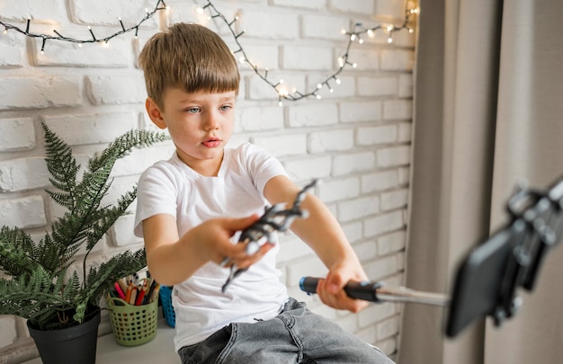 Middelgrote jongen spelen met spin