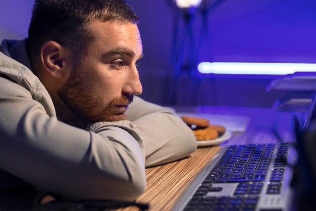 Middelgrote man aan het werk 's avonds laat