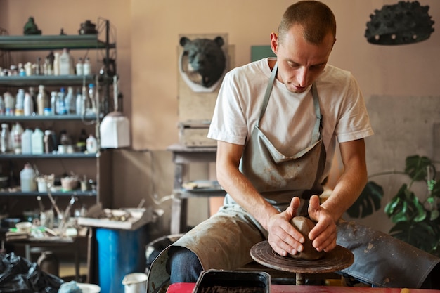 Middelgrote man die aardewerk doet