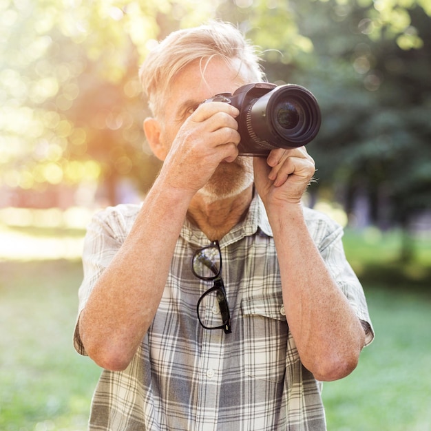 Gratis foto middelgrote man die foto's maakt