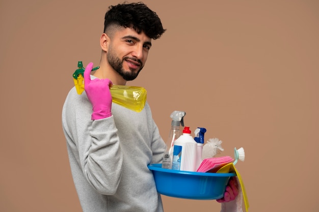 Gratis foto middelgrote man die huishoudelijk werk doet