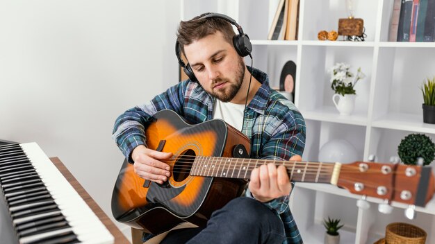 Middelgrote man die muziek speelt