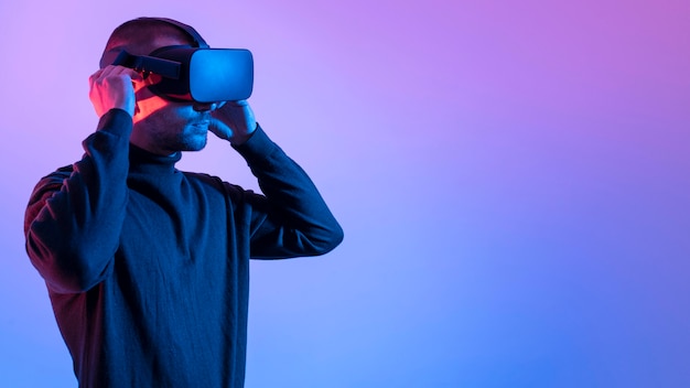 Middelgrote man met een vr-bril