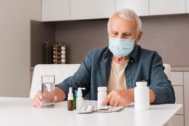 Middelgrote man met masker en medicijn