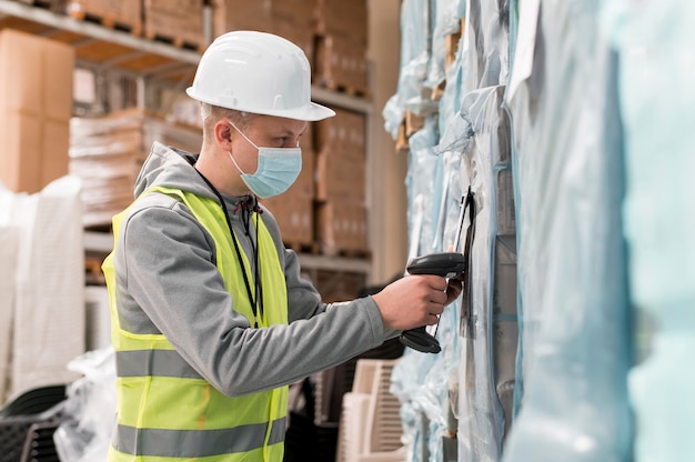 Middelgrote man met masker