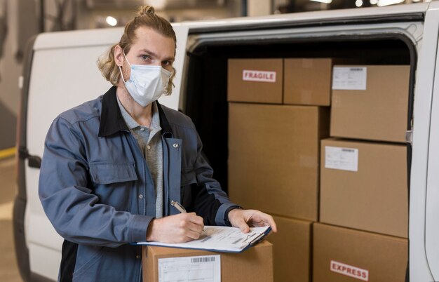 Middelgrote man met masker