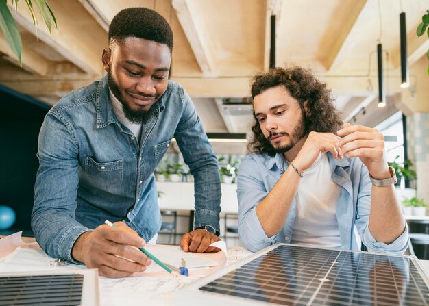 Middelgrote mannen die samen aan een project werken