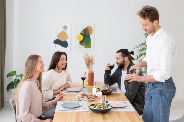 Middelgrote mensen die aan tafel zitten