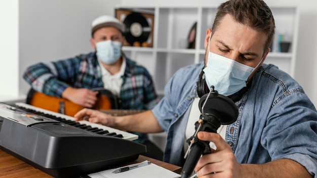 Middelgrote muzikanten die maskers dragen