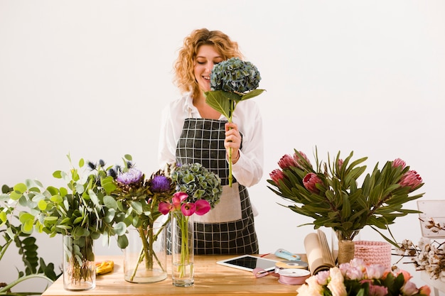 Middelgrote schot gelukkige vrouw die een boeket houdt