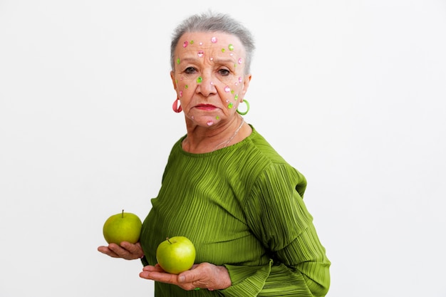 Gratis foto middelgrote senior vrouw poseert in de studio.