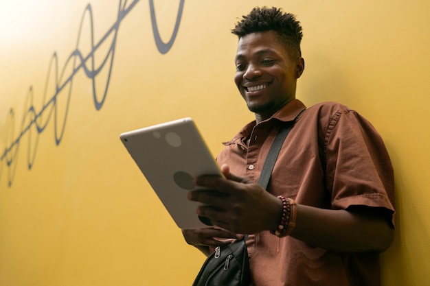 Middelgrote shot latijnse man met tablet