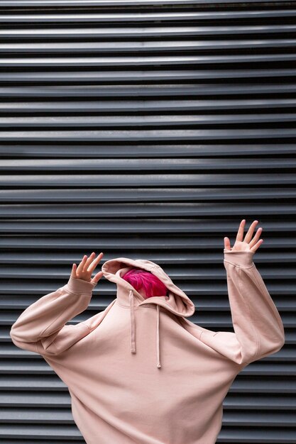 Middelgrote tiener met roze hoodie