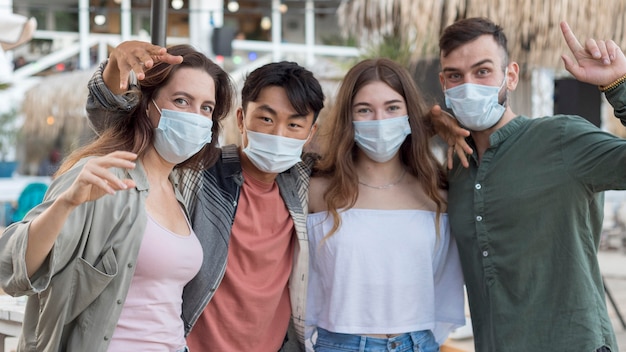 Middelgrote vrienden die medische maskers dragen