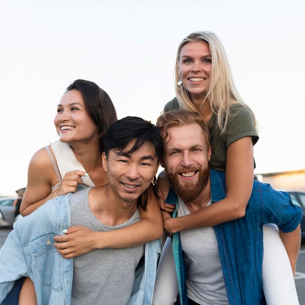 Middelgrote vrienden die samen poseren