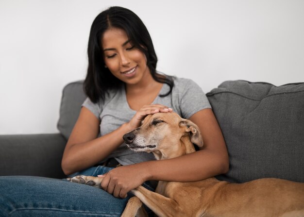 Middelgrote vrouw die hond aait