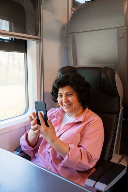 Gratis foto middelgrote vrouw die met de trein reist