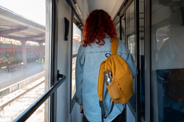 Gratis foto middelgrote vrouw die met de trein reist